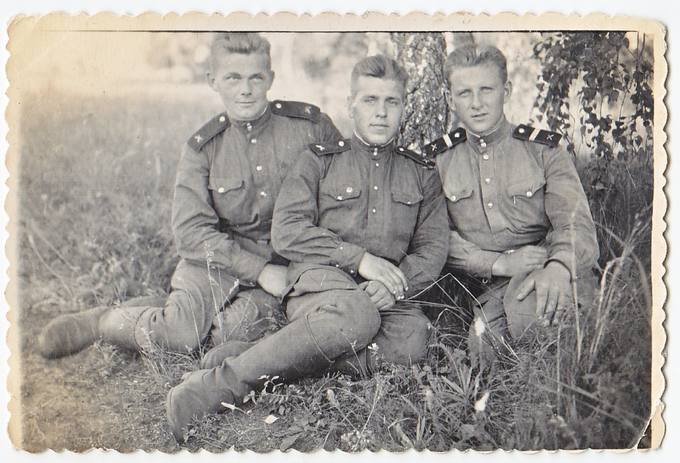 Alekso Petrausko (iš kairės pirmas) tarnyba sovietų armijoje. Čeliabinskas, Rusija